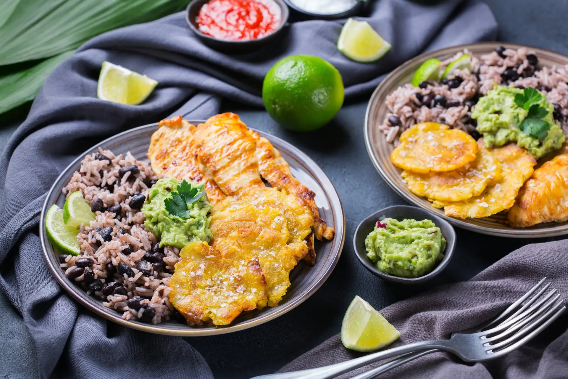 Assiettes antillaises avec riz aux haricots, bananes plantain et guacamole
