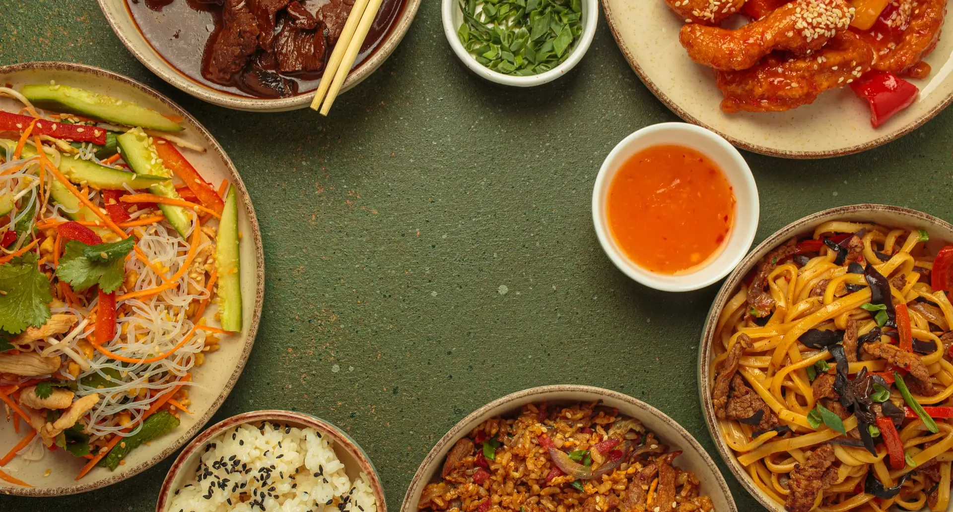Table de plats chinois : nouilles sautées, salades et sauces