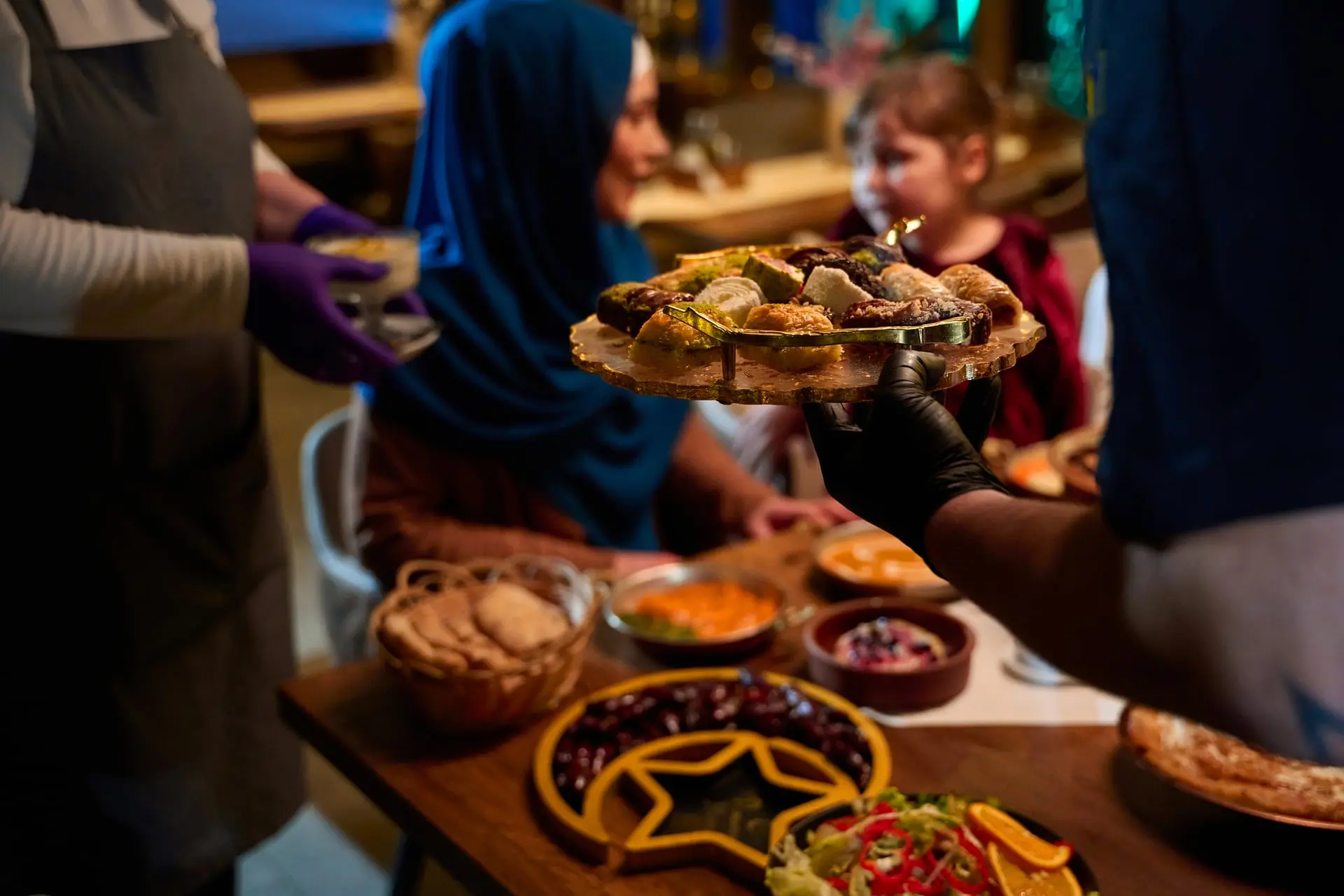 Service à table pour une fête de famille, pâtisseries et plats partagés