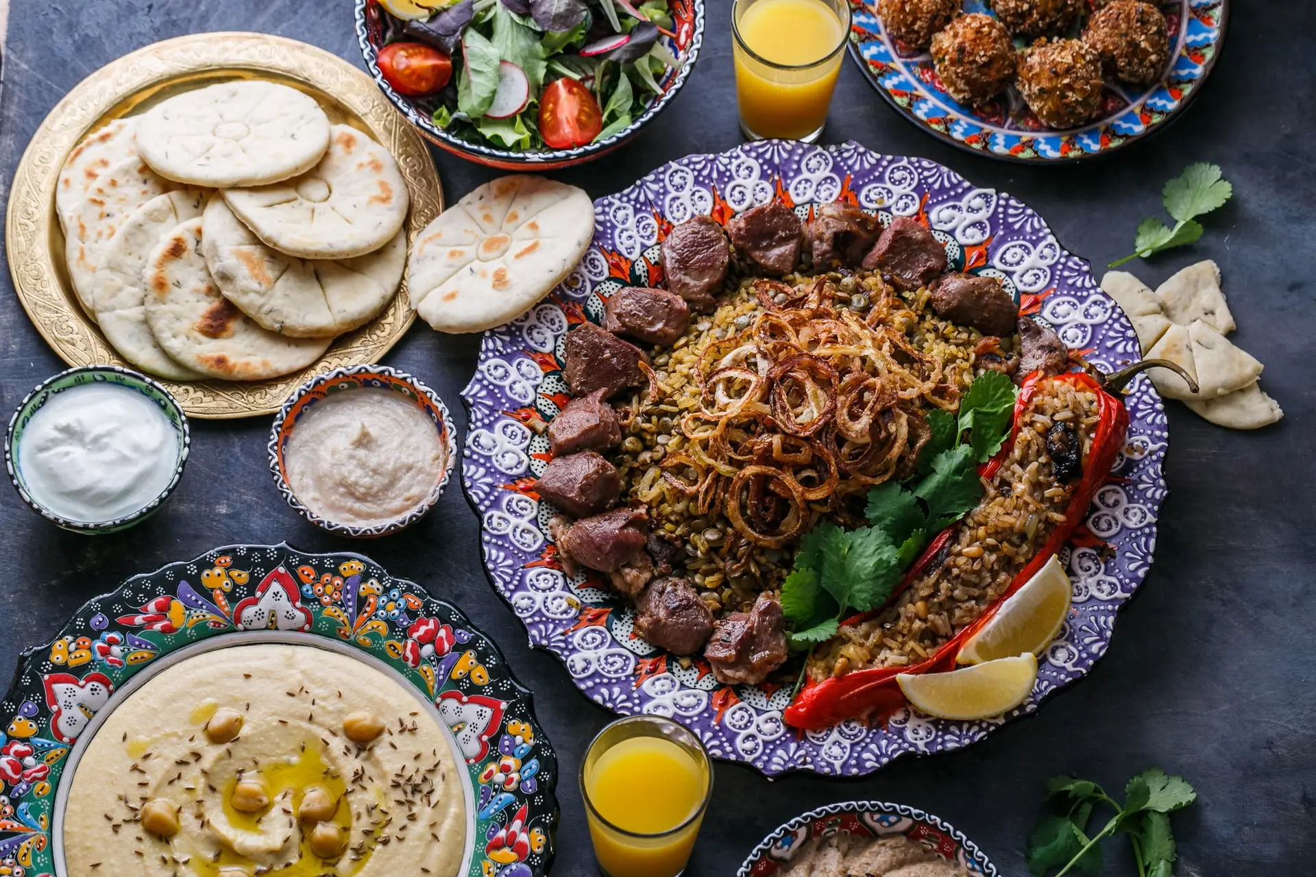Table halal garnie de viandes grillées, pains et mézzés