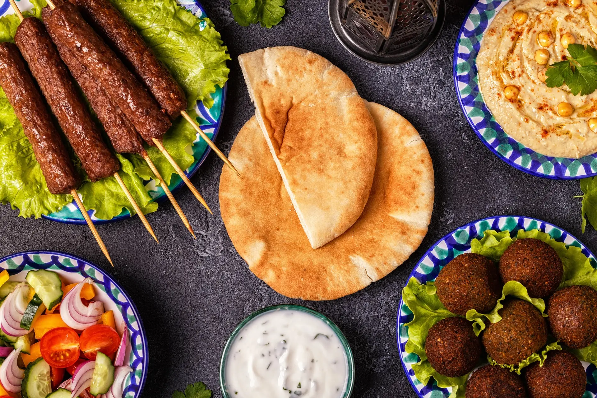 Mézzé, kebabs, pains et falafels pour une table de fête