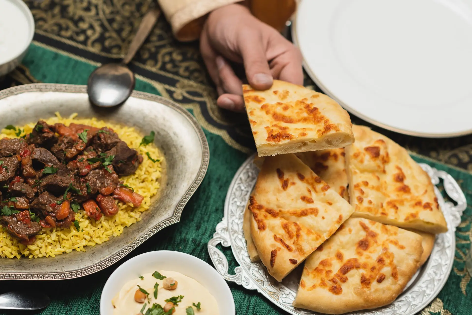 Table dressée, riz, viande et pain : les plats à préciser au devis