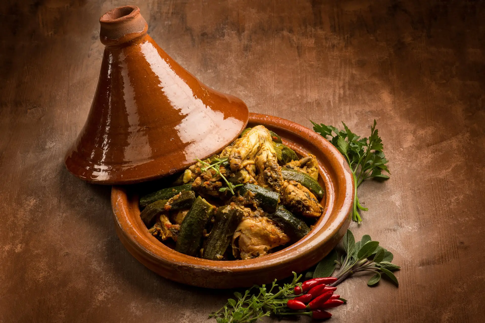 Tajine de poulet et légumes, cuisine orientale de réception