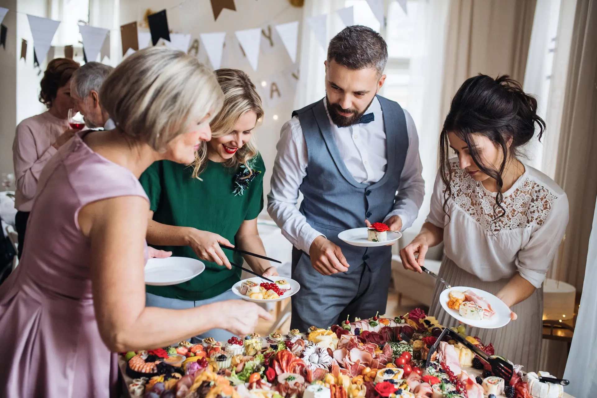 Invités se servant, le nombre de convives change le volume