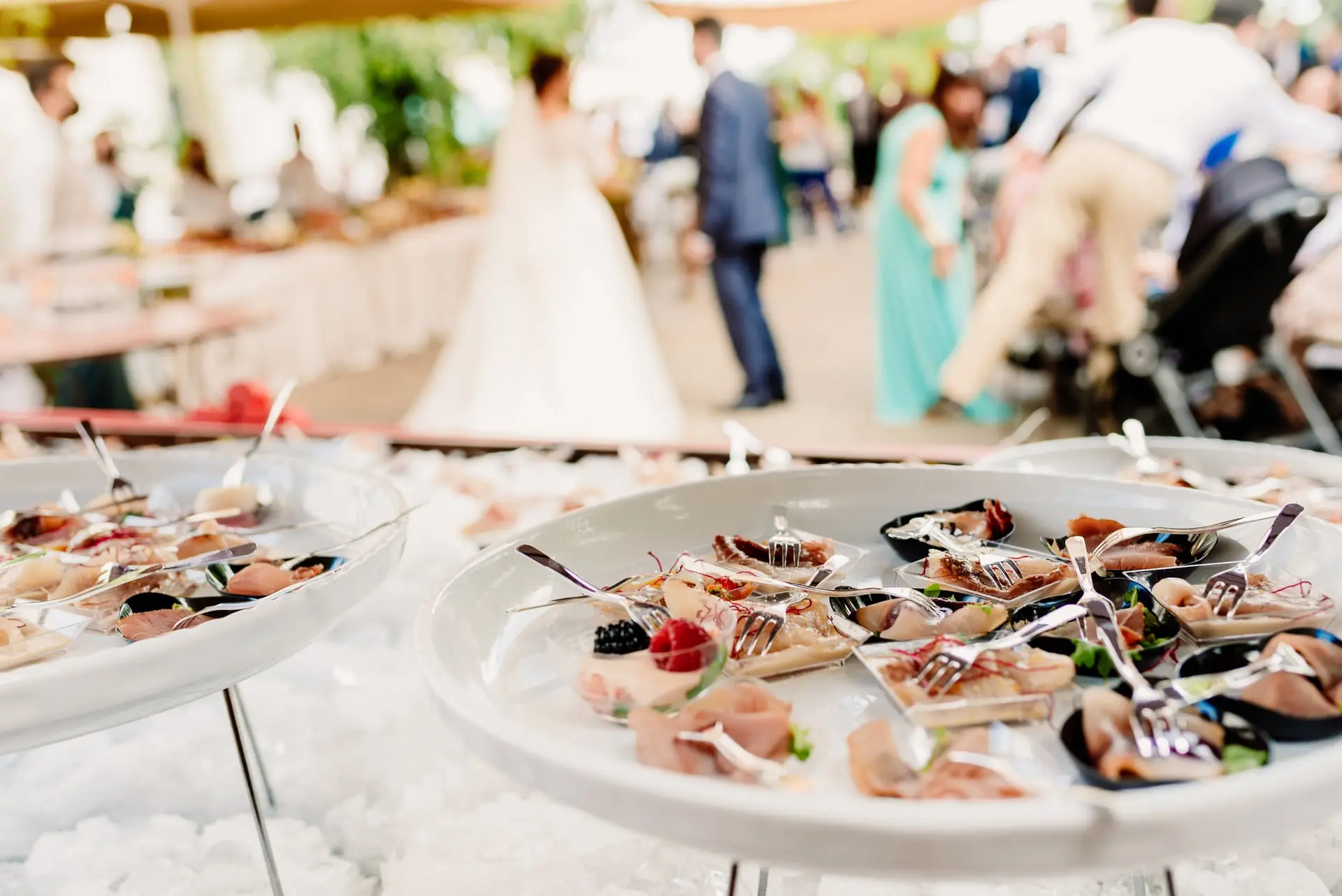 Pièces cocktail au premier plan, couple et invités en fond