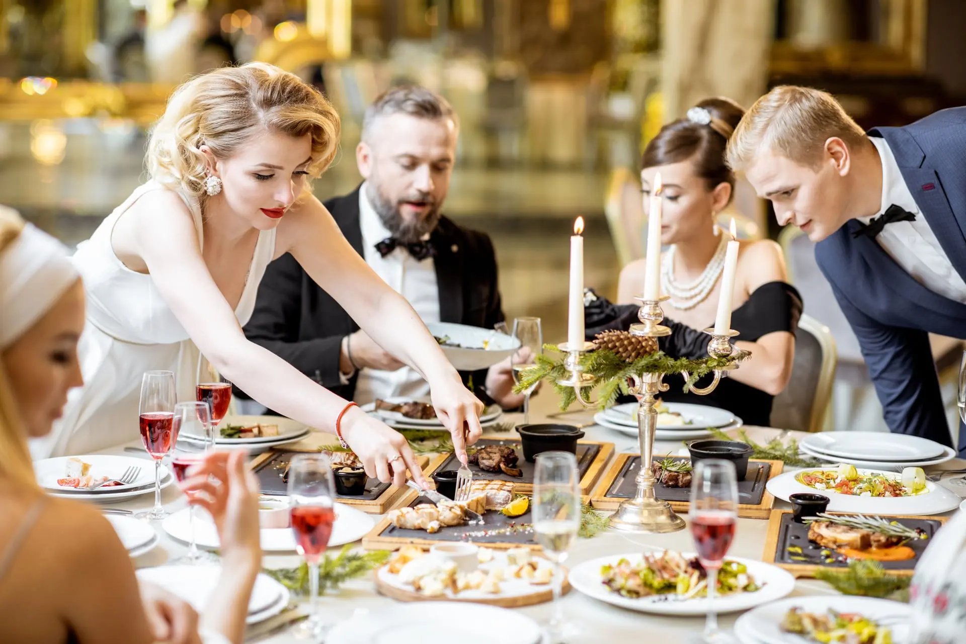 Dîner assis, assiettes et convives à table