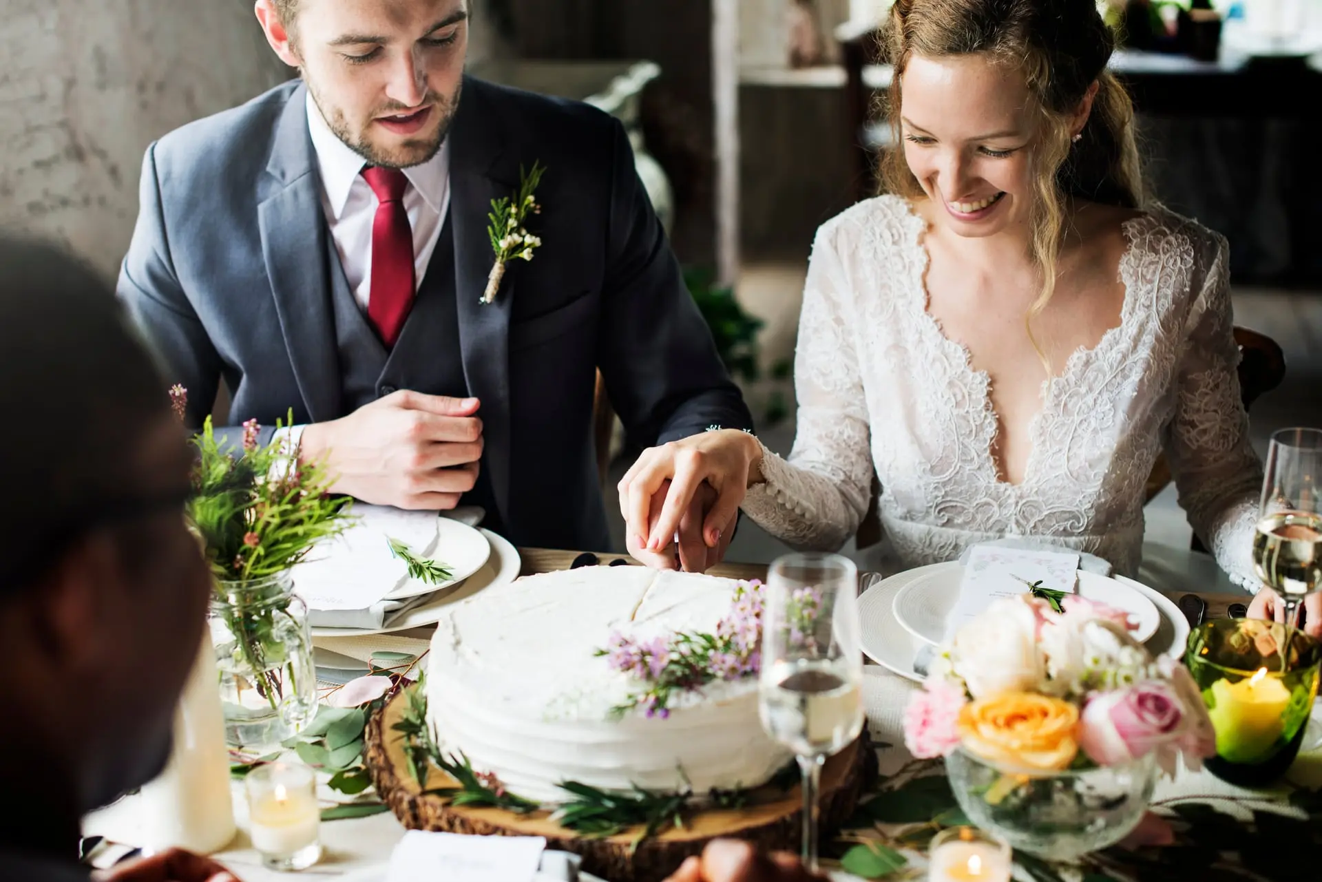 Couple coupant le gâteau, le sucré calé avec le service