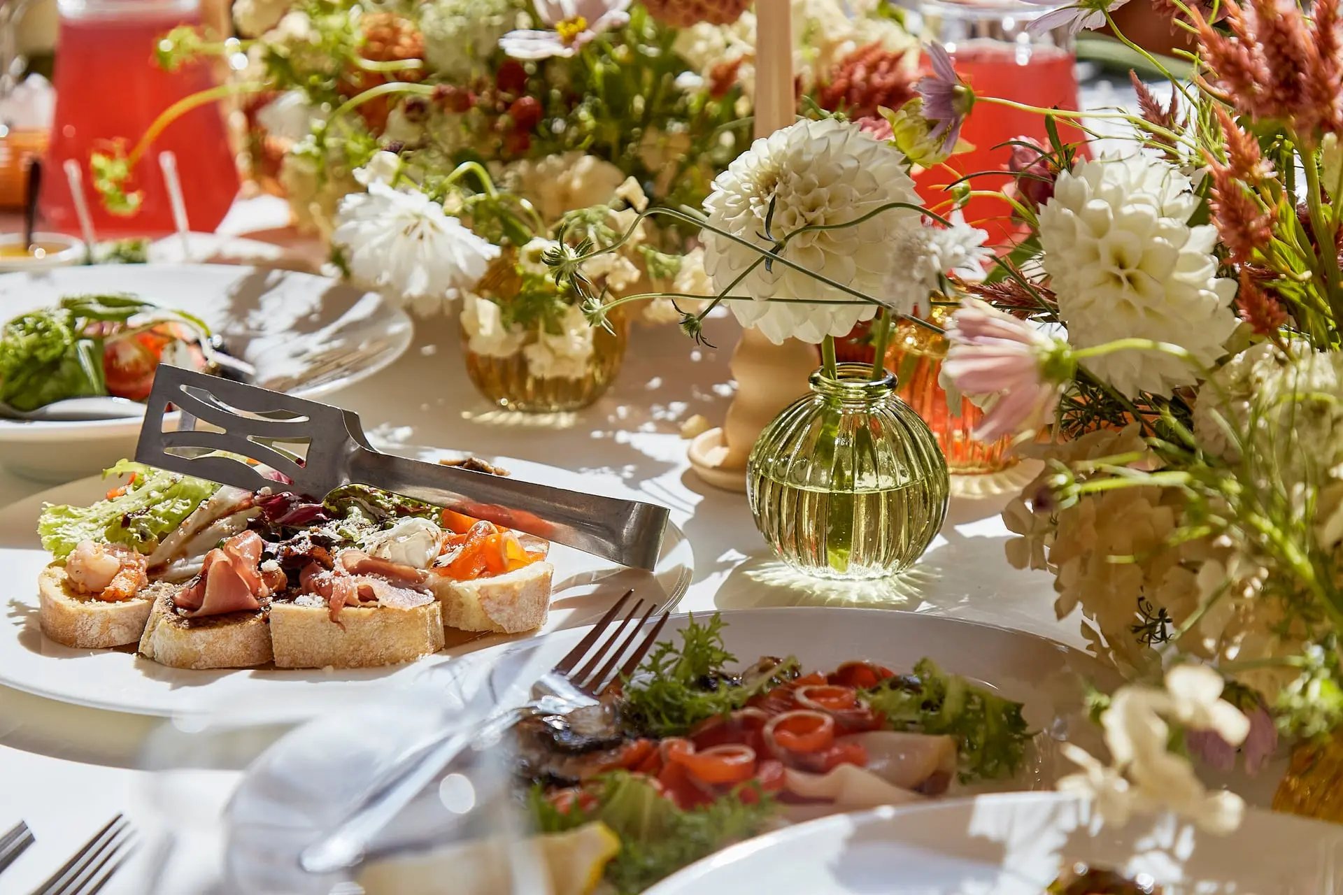 Pièces et fleurs, le style de table à choisir avant le devis