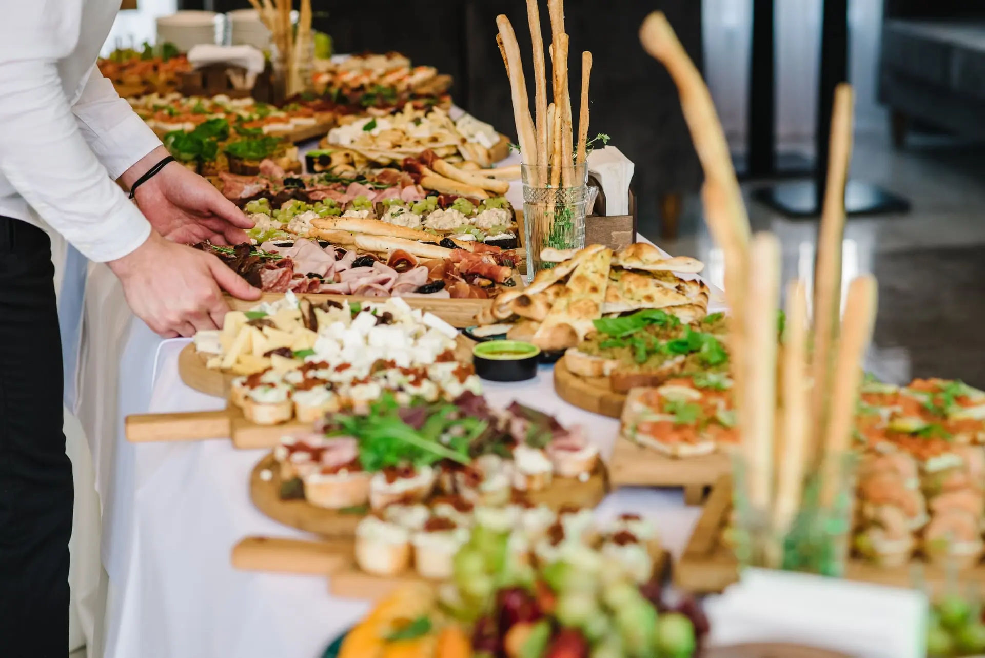 Buffet dressé par l’équipe, hors gâteau et fleurs de votre côté