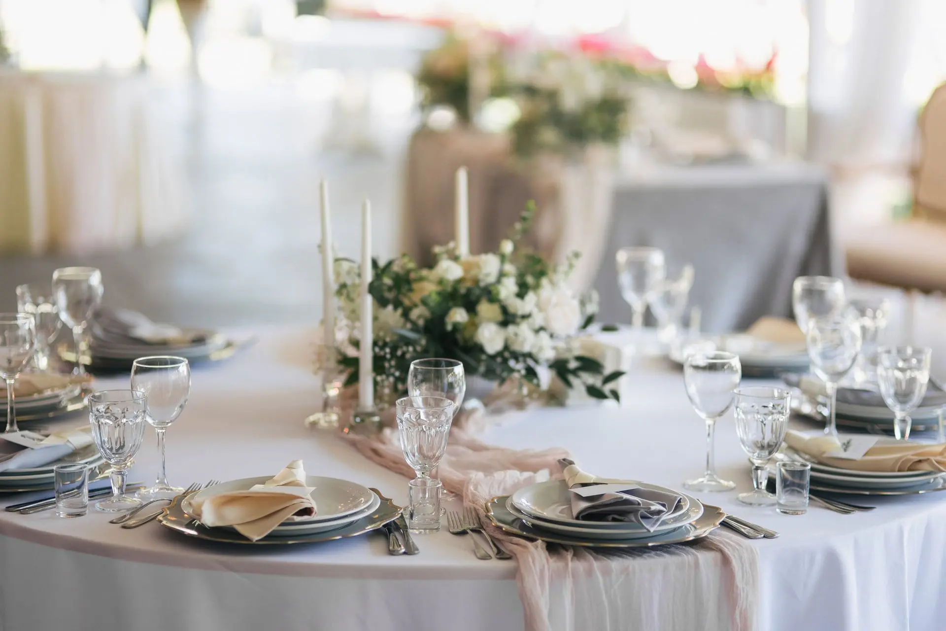 Table dressée, verrerie et nappage pour un mariage