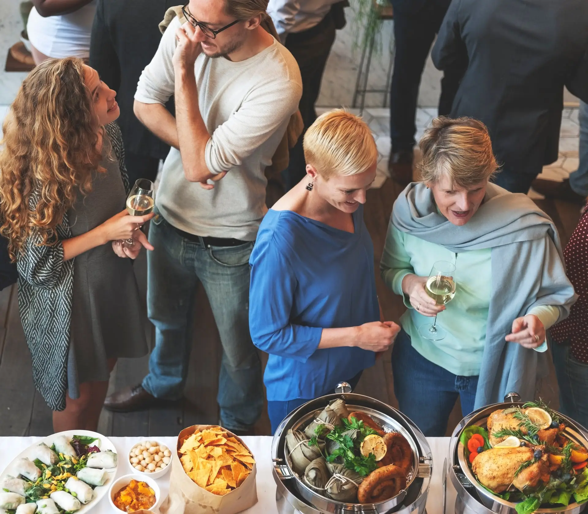 Invités se servant au buffet d'une réception privée