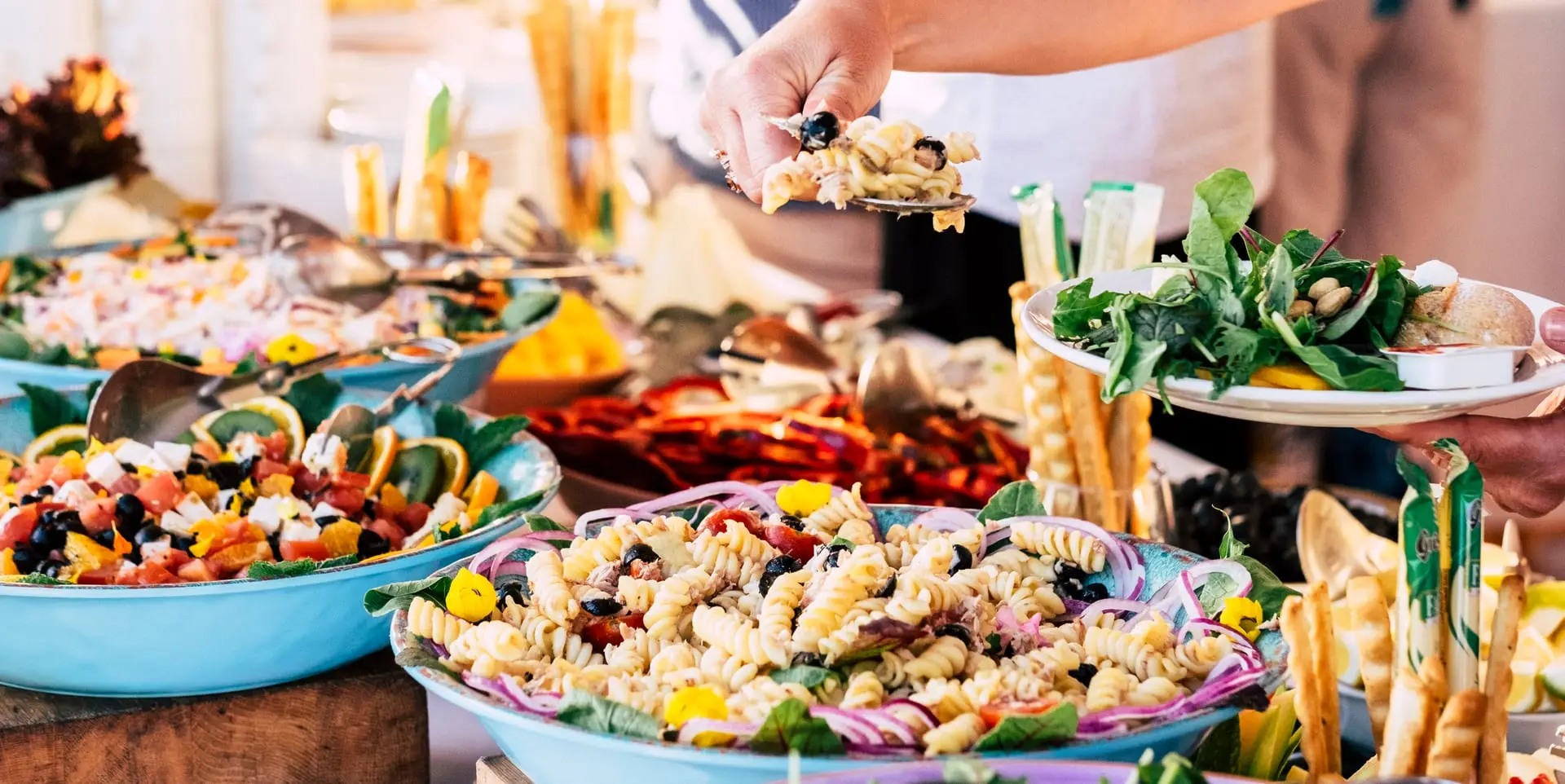 Buffet végétarien de salades colorées et pâtes