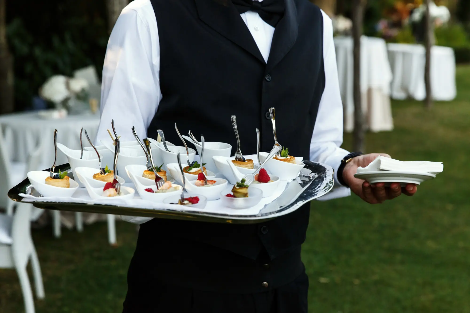 Service de pièces cocktail en extérieur jusqu'à la table des invités