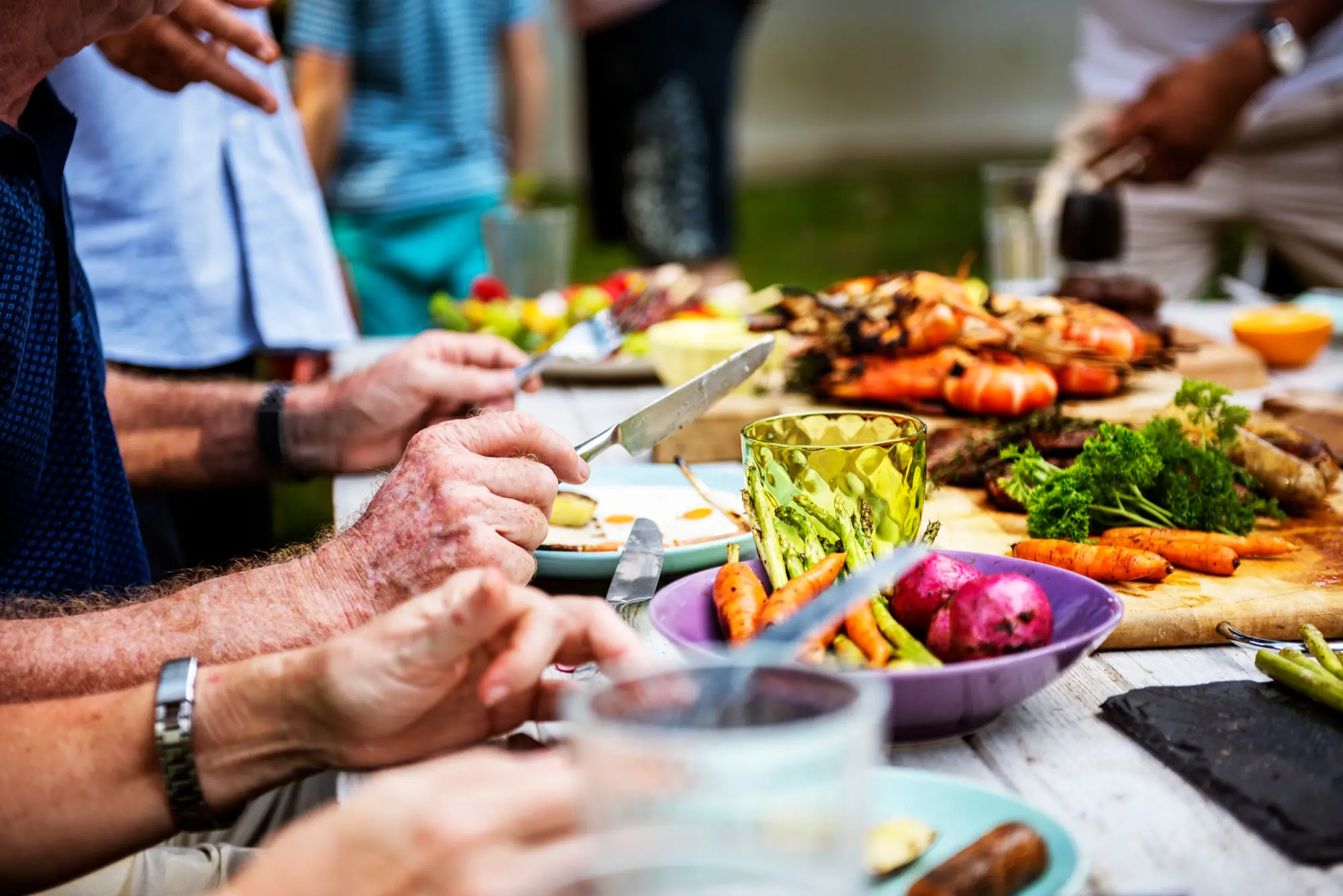 Légumes de saison grillés et plats frais servis à table