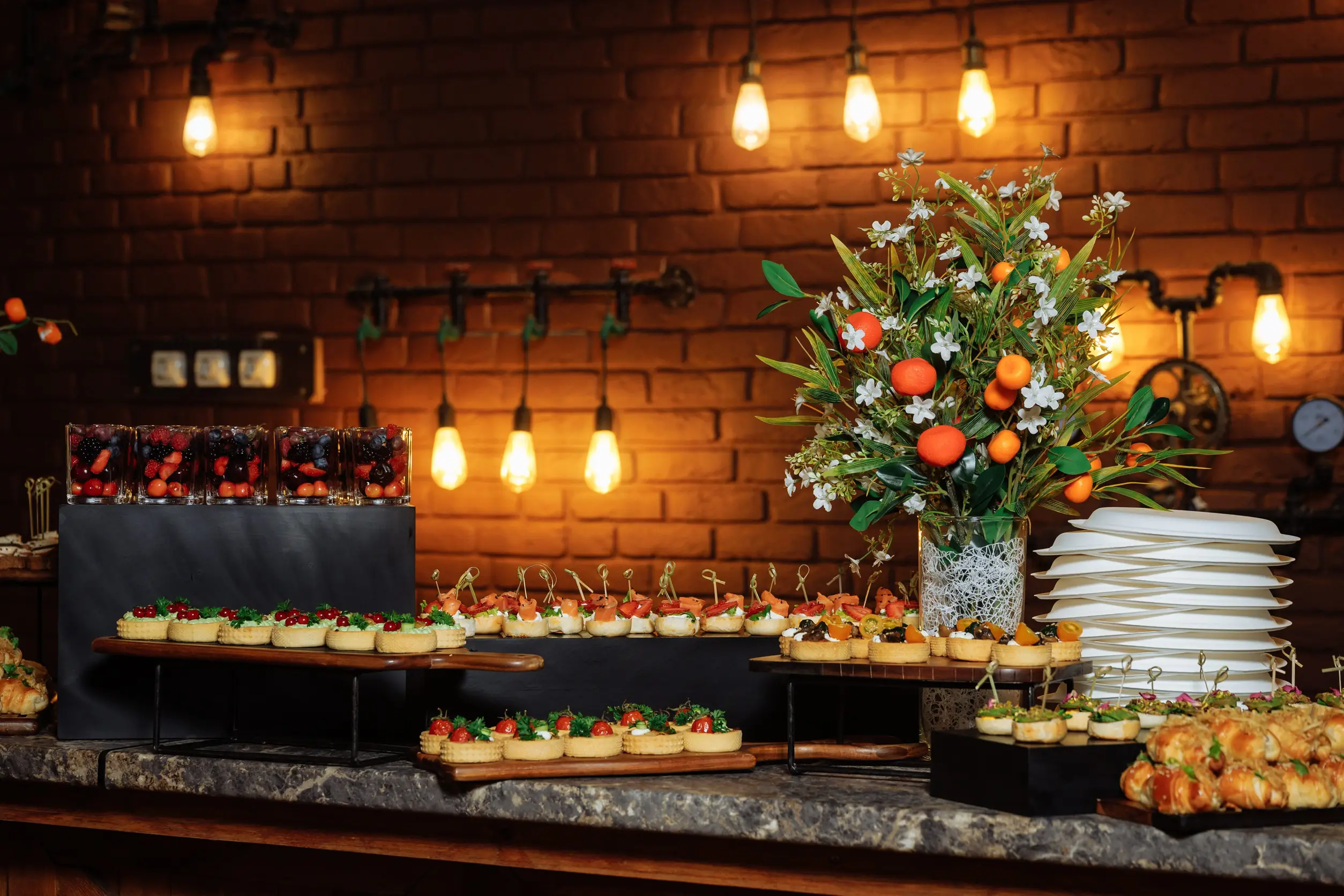 Buffet cocktail de réception avec tartelettes et pièces sucrées