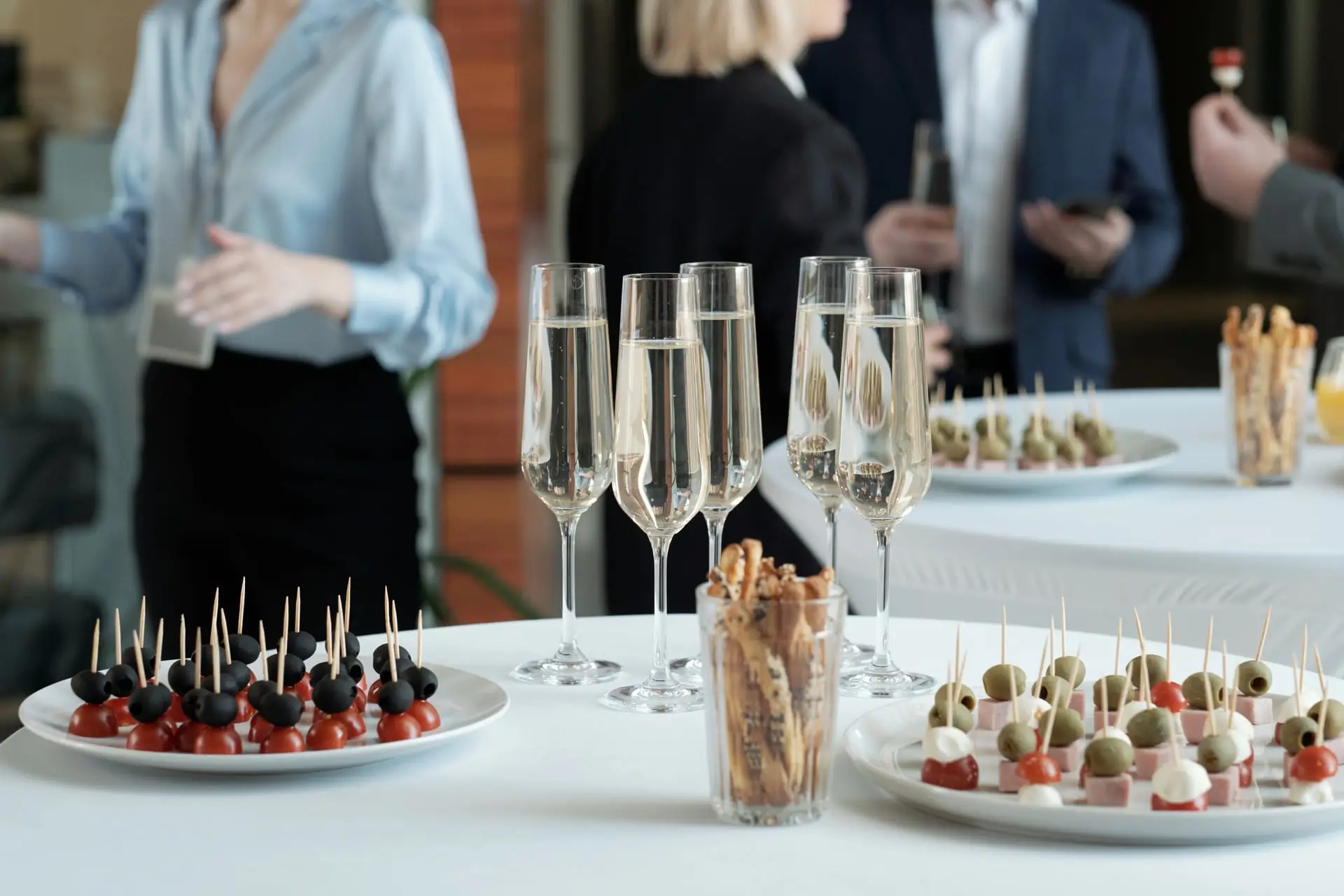 Pièces froides et flûtes posées sur une table de cocktail