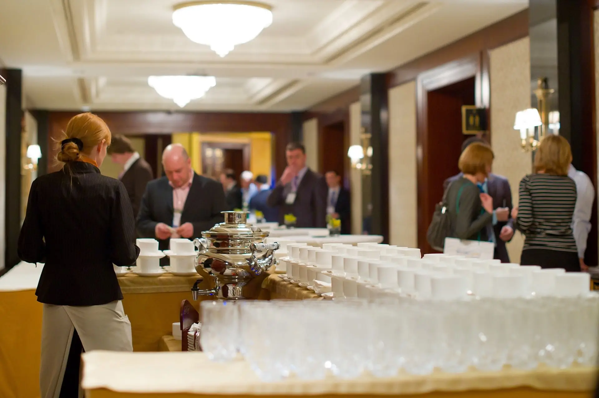 Point café et verres alignés pour un cocktail en salle