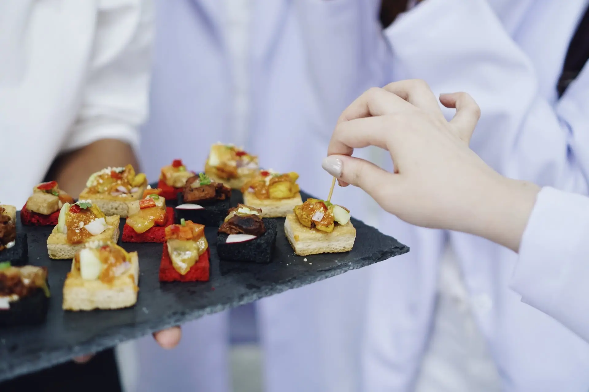 Canapé pris sur un plateau servi pendant une pause d'entreprise