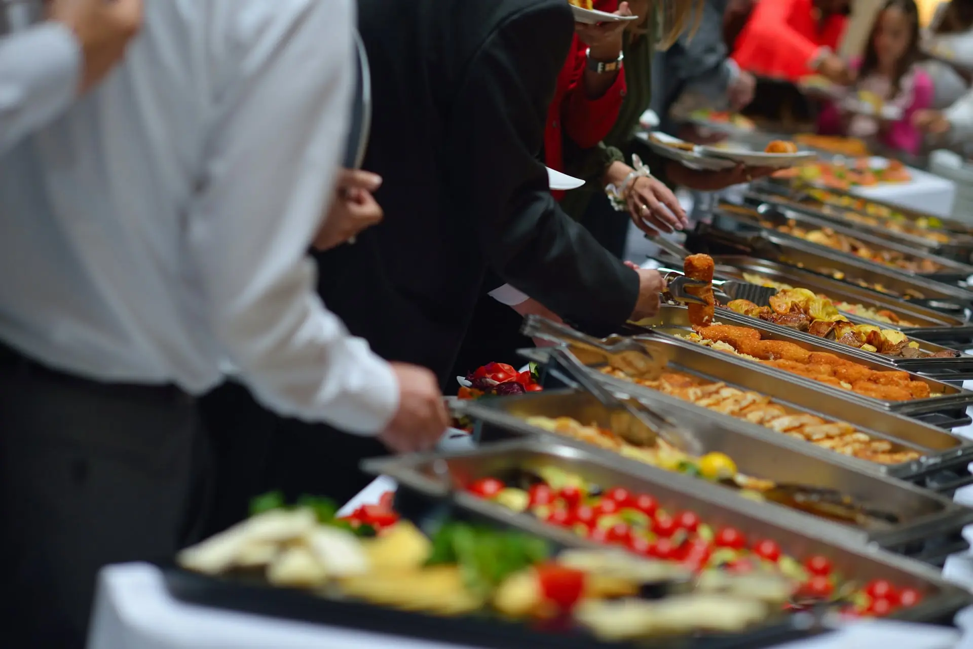 File au buffet chaud d'un déjeuner d'entreprise