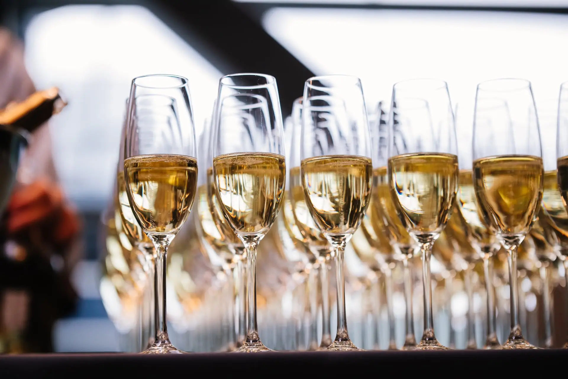 Flûtes alignées pour un cocktail de clôture d'entreprise