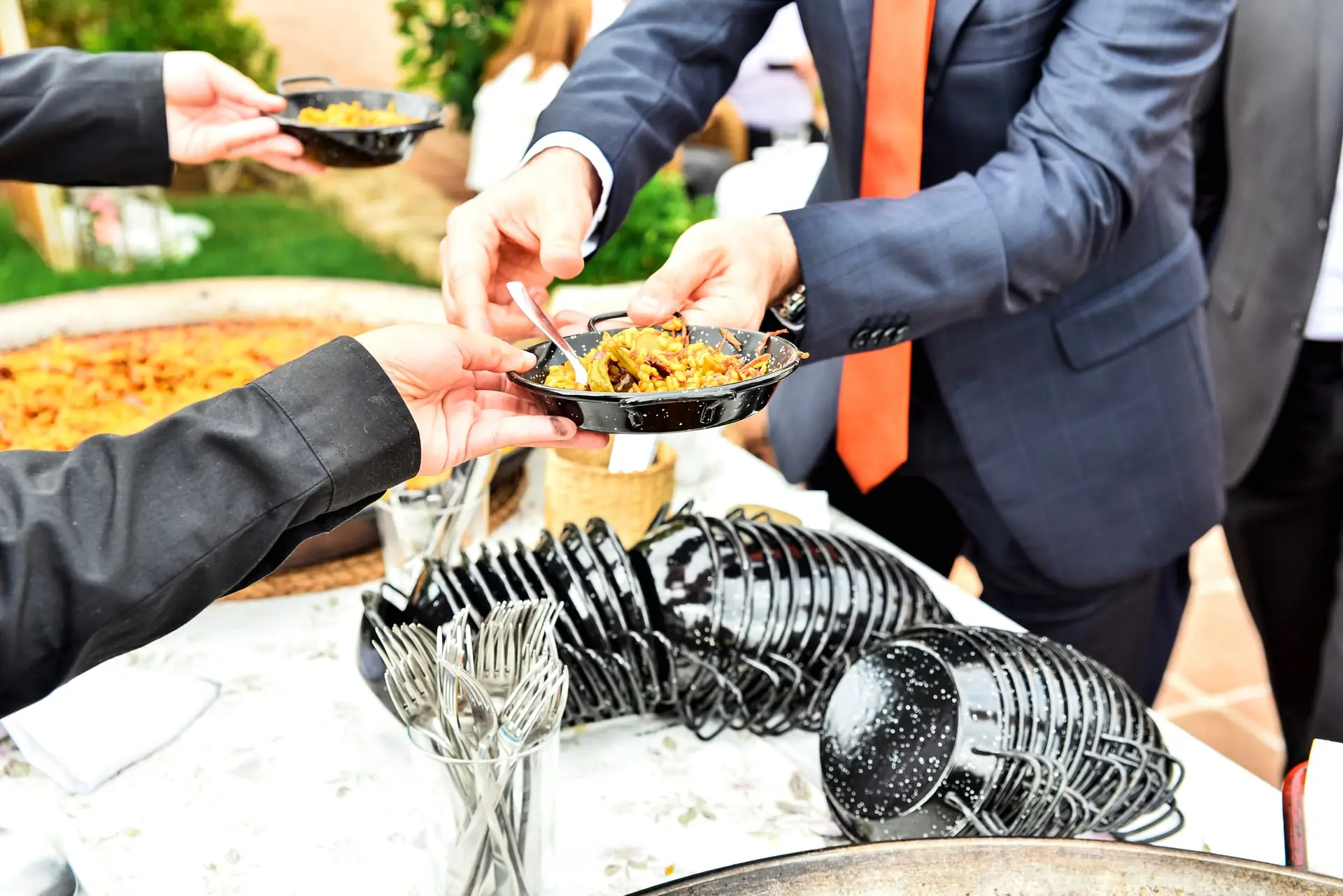 Service de portions individuelles avec vaisselle prête sur place