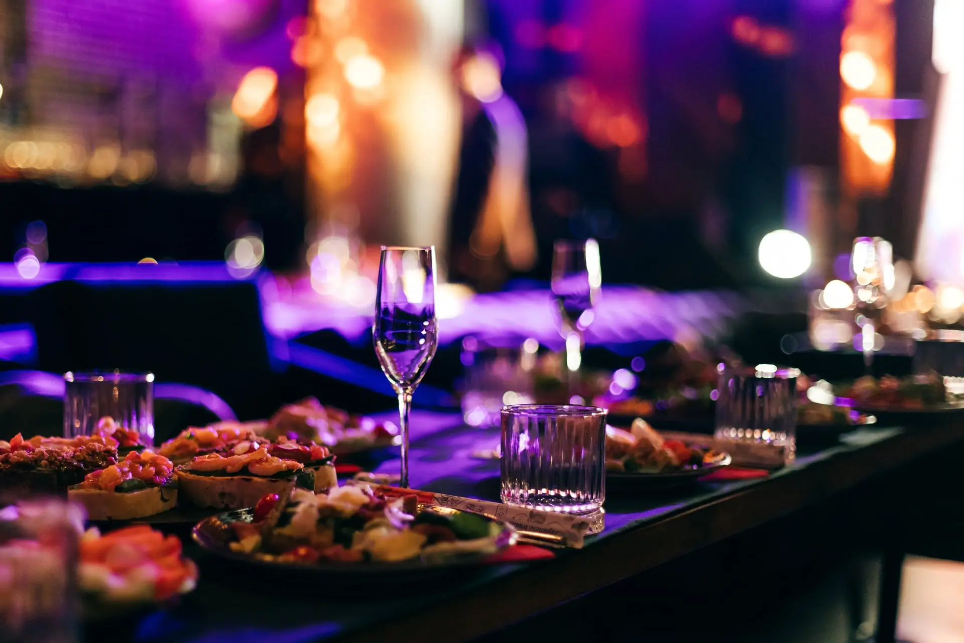 Table de cocktail d'entreprise, verres et assiettes en salle lilloise