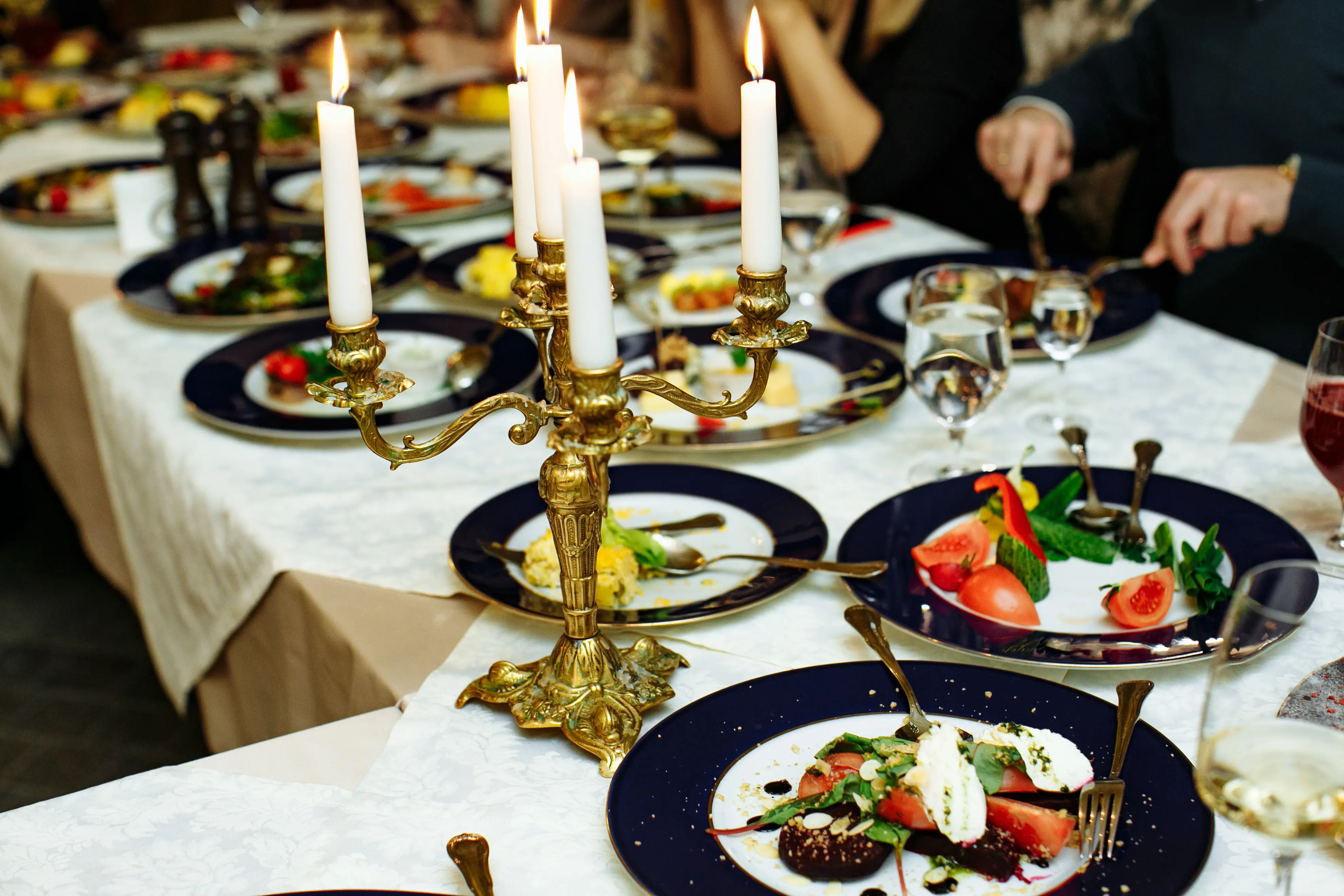 Dîner assis aux chandelles pendant une réception événementielle