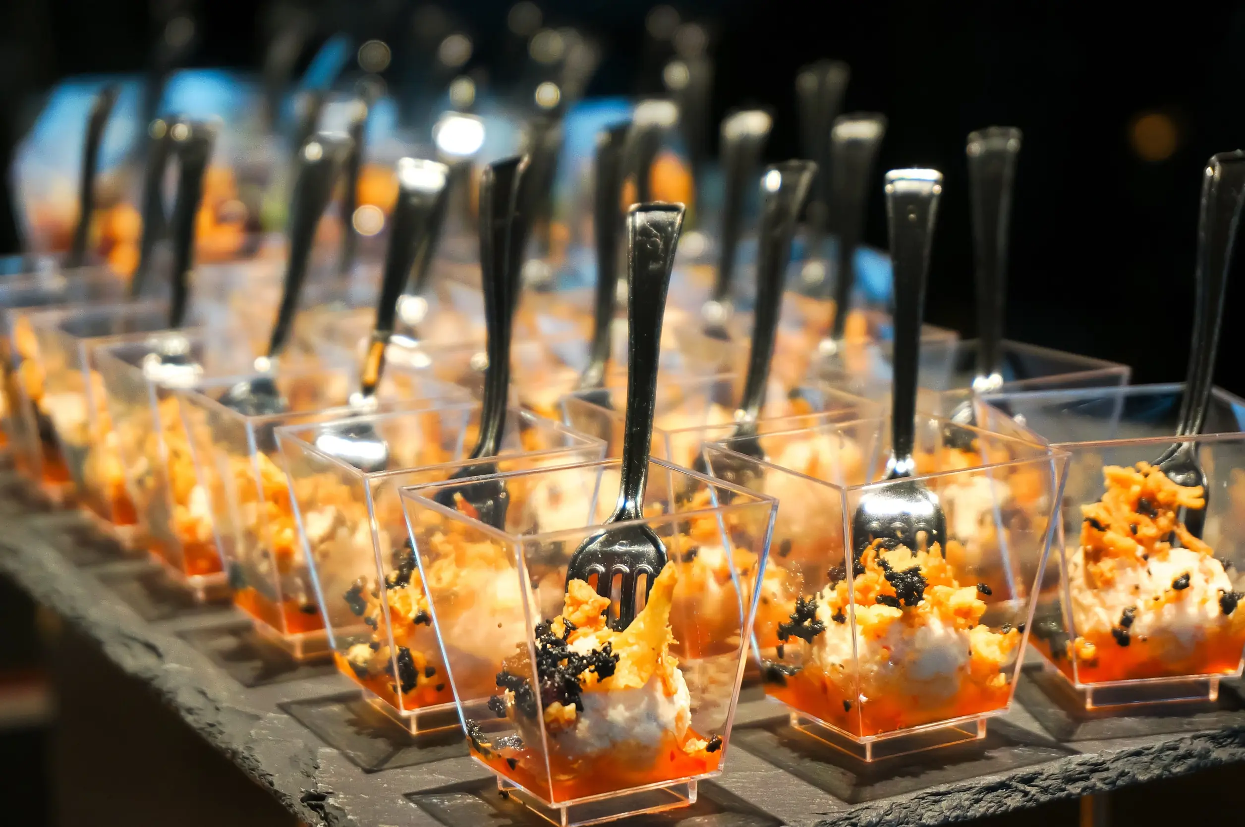 Verrines de cocktail alignées, prêtes à être servies