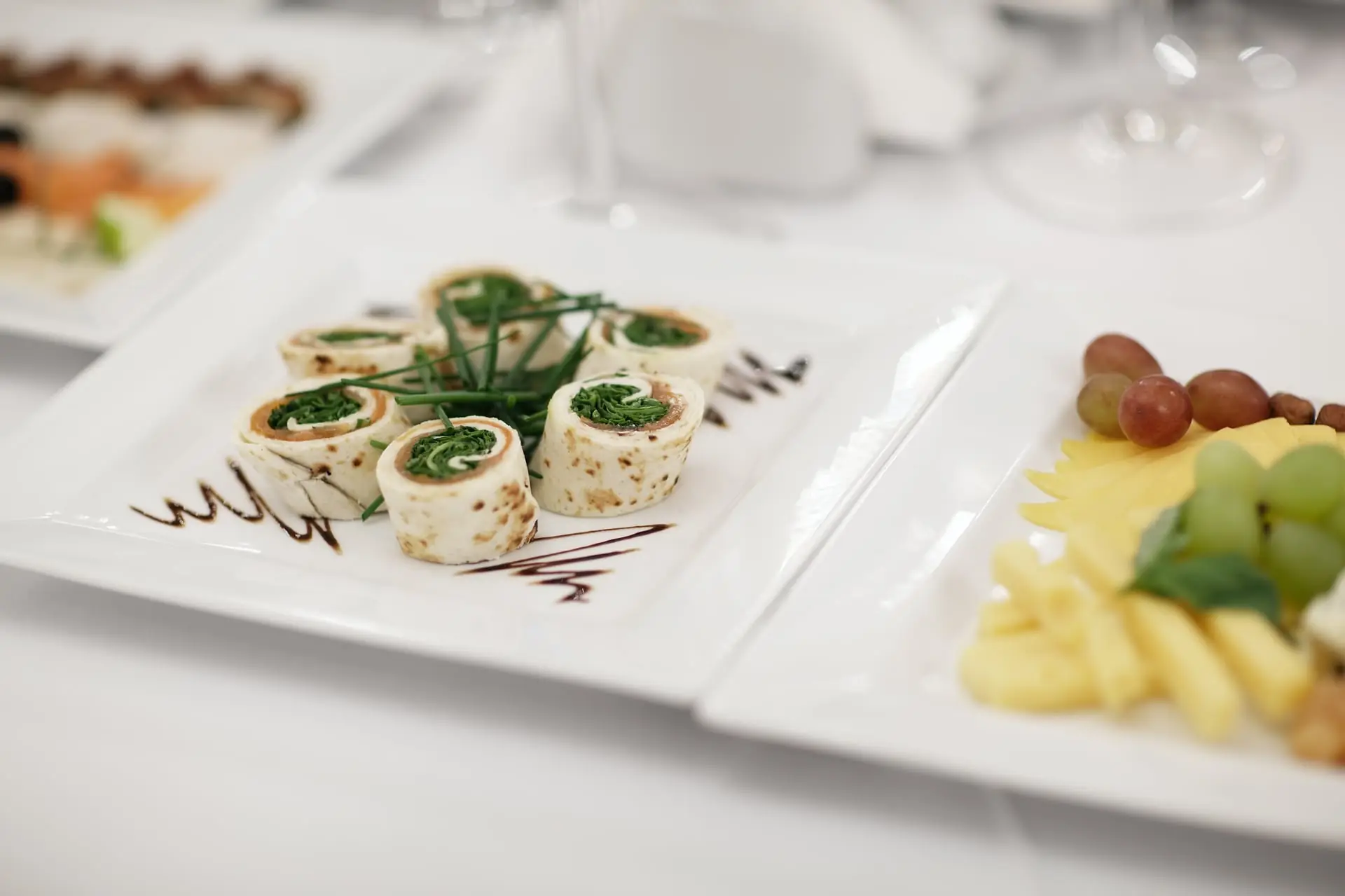 Roulés d'entrée dressés à l'assiette pour un menu gastronomique