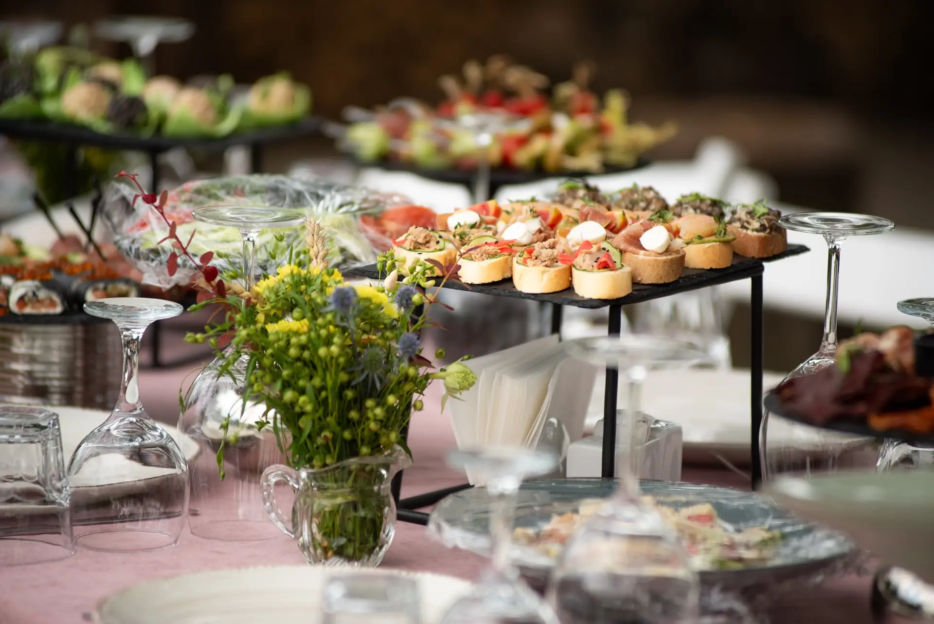 Buffet gastronomique de bouchées, verrines et boissons