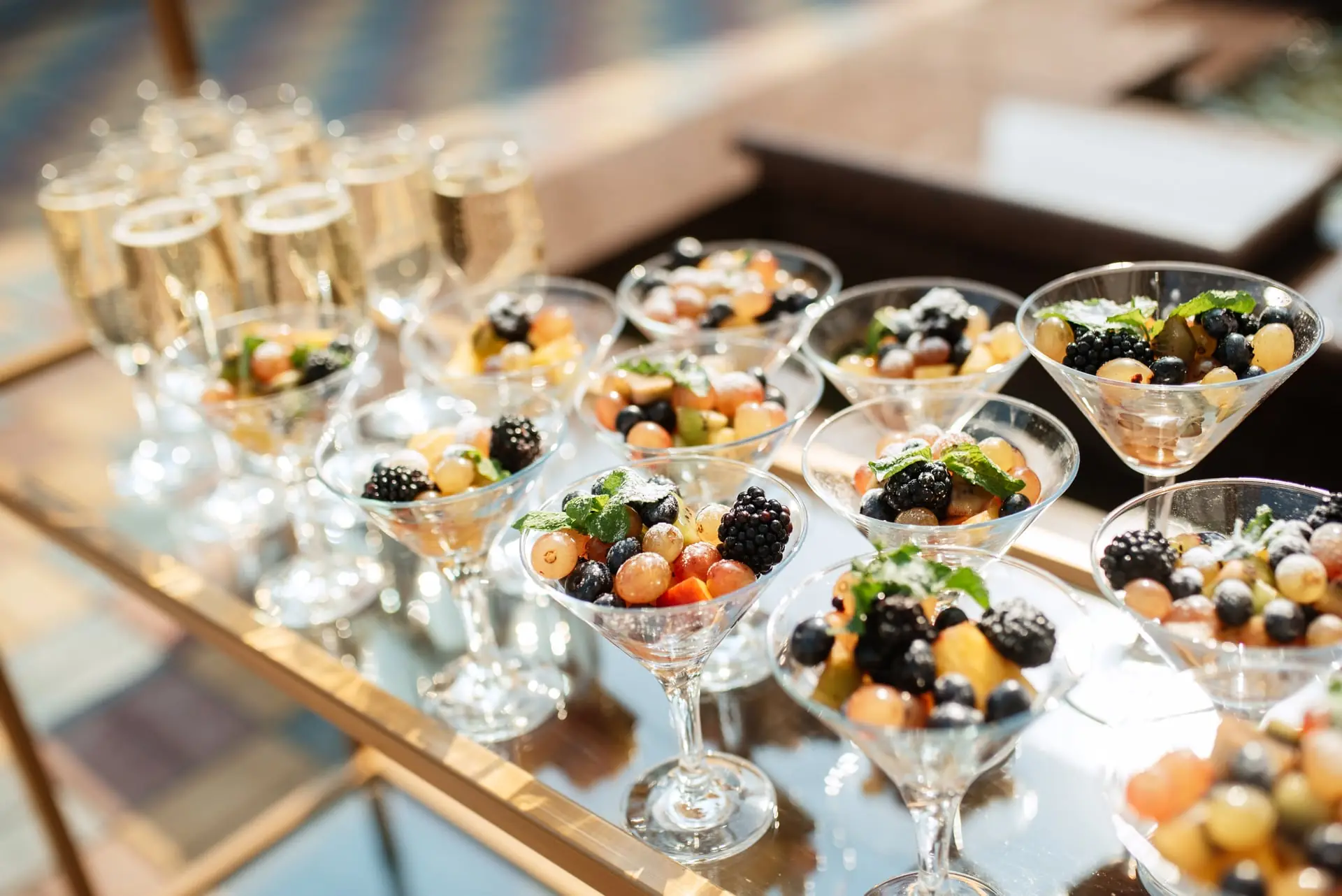 Coupes de fruits et flûtes de champagne pour la fin de table