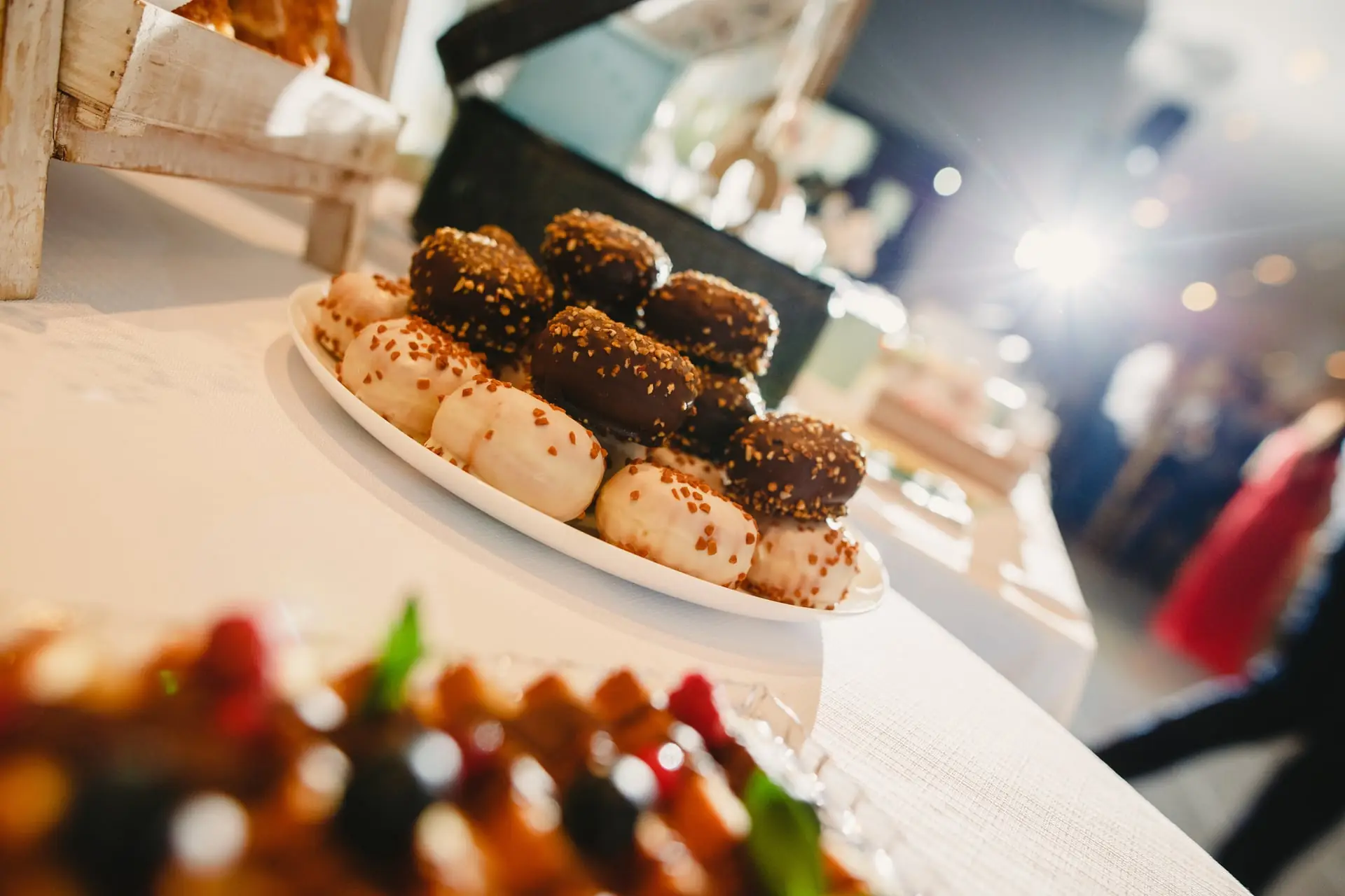 Pâtisseries glacées dressées en fin de table gastronomique