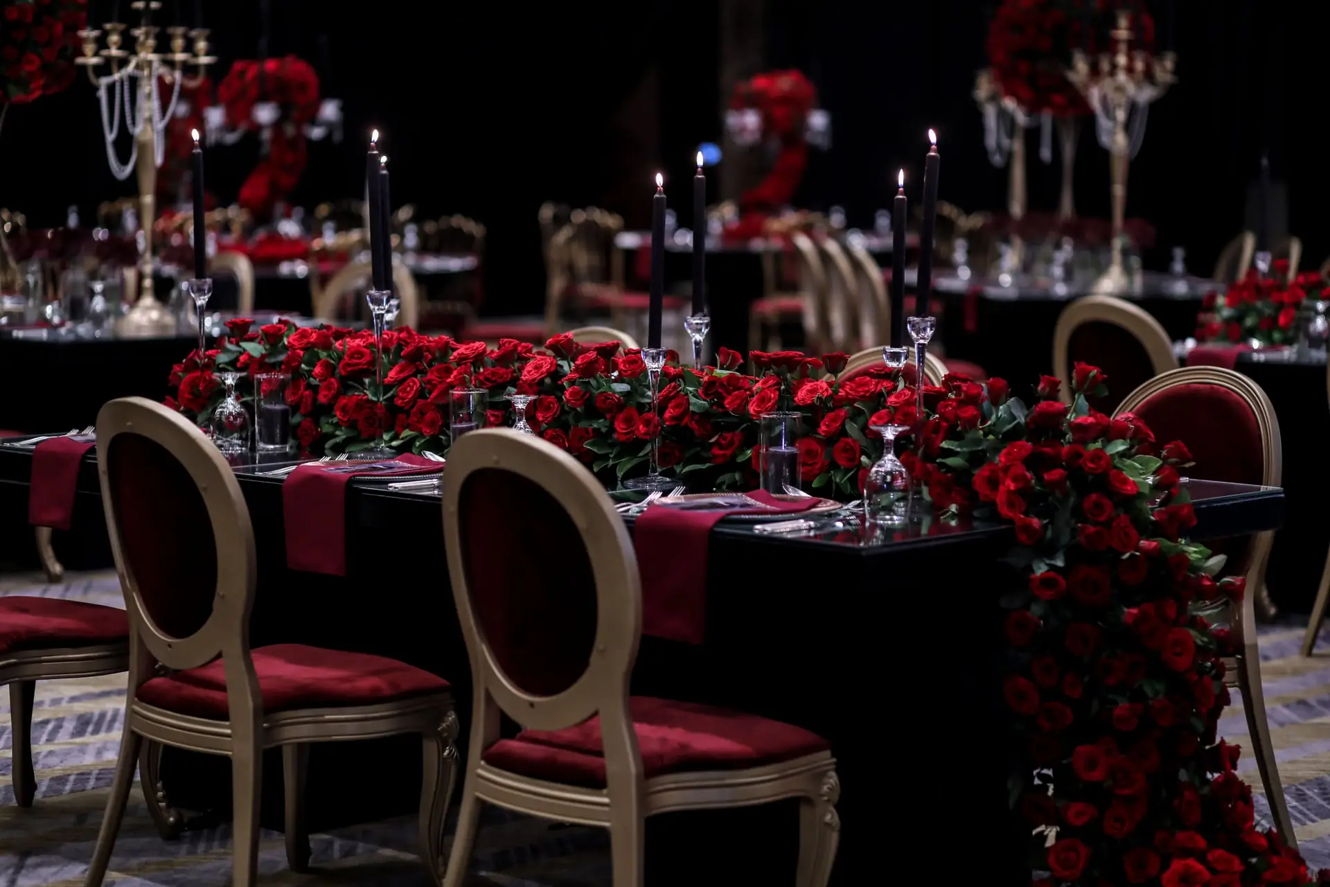 Table de mariage gastronomique aux roses et chandeliers