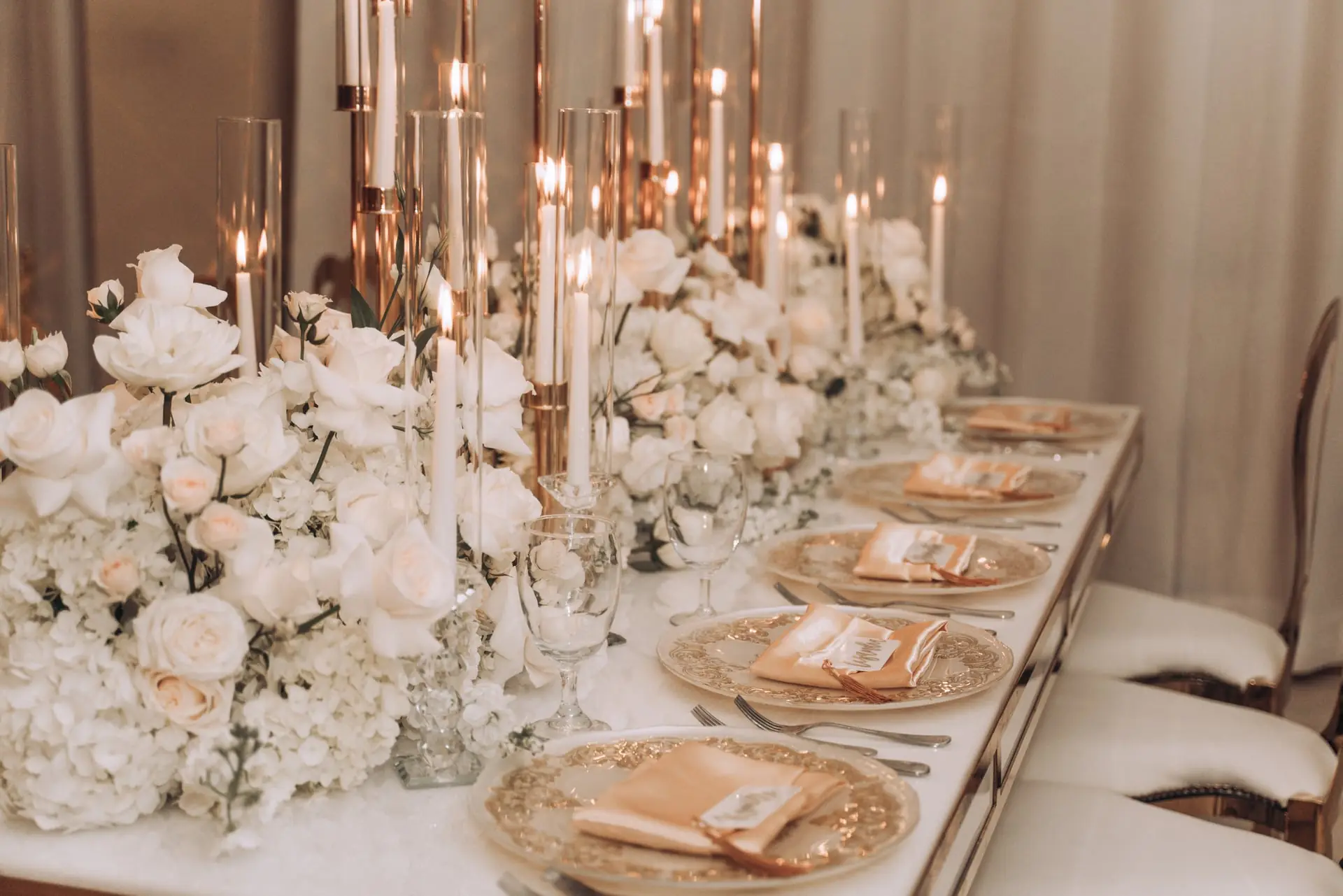 Table de réception dressée, assiettes et verres prêts pour le service
