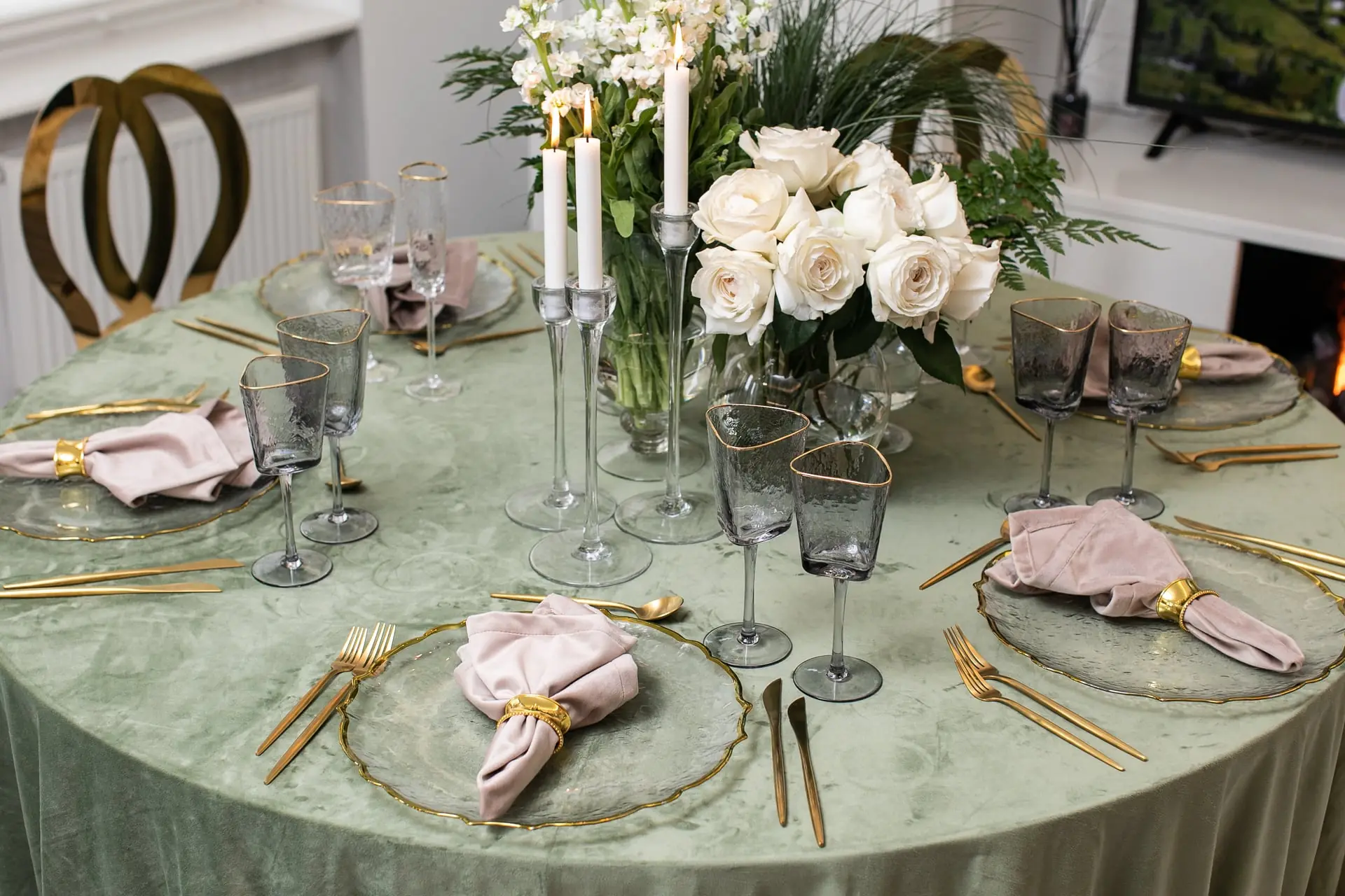 Table privée dressée avec fleurs, bougies et verres pour un dîner