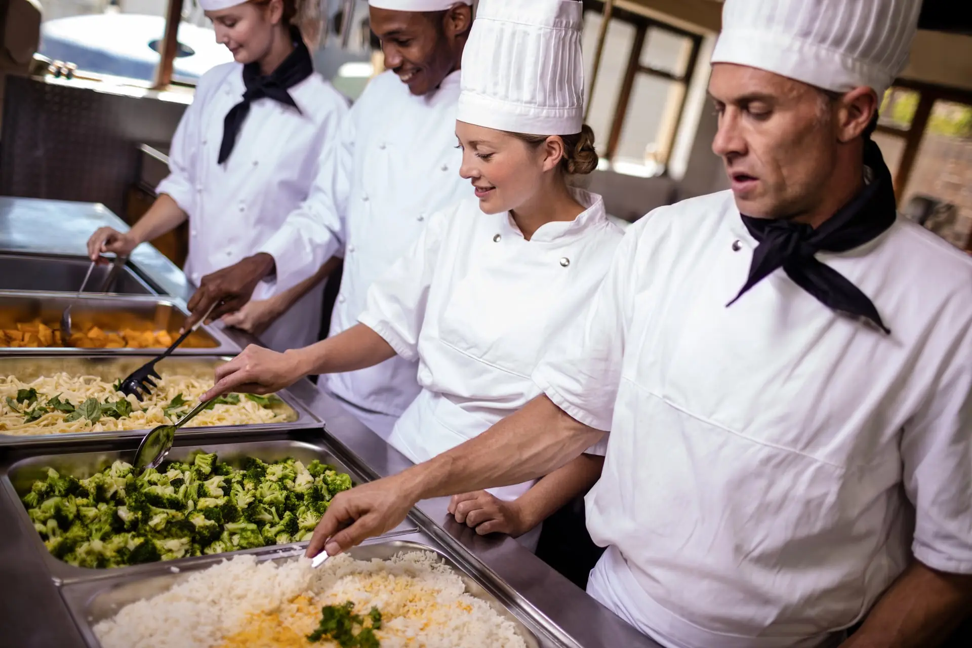 Riz, pâtes et légumes en bacs, un repas végétal qui cale