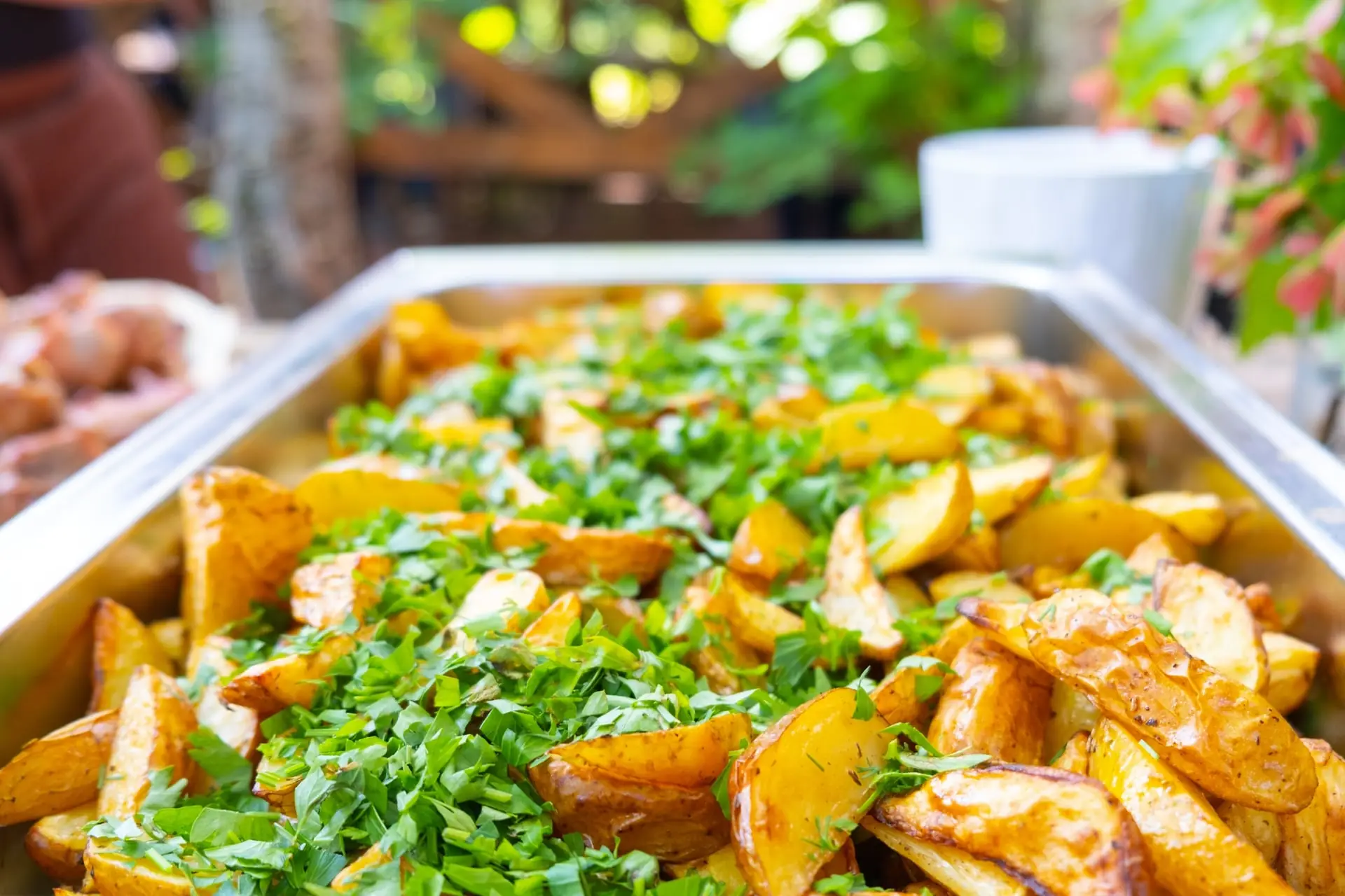 Pommes de terre rôties aux herbes, légumes de saison cuisinés