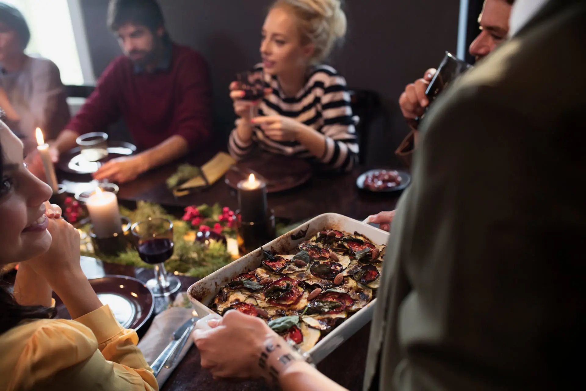 Plat de légumes rôtis servi à une table de fête